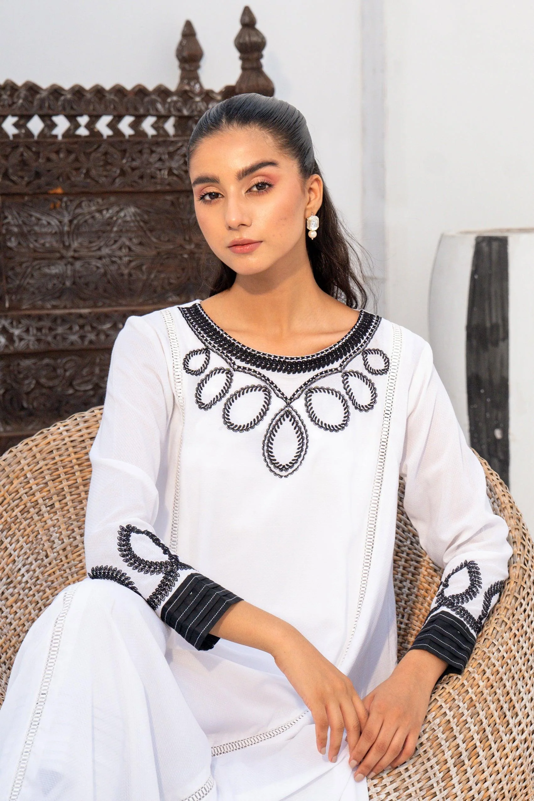 Embroidered Textured Lawn Shirt - Image 4