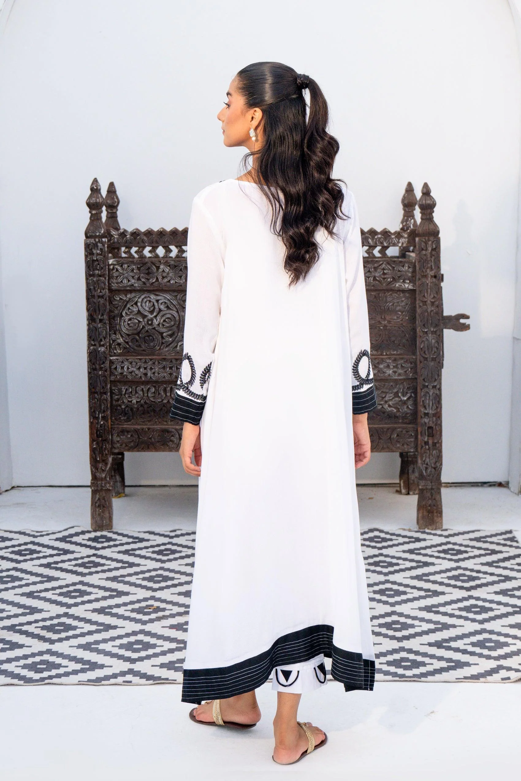 Embroidered Textured Lawn Shirt - Image 6